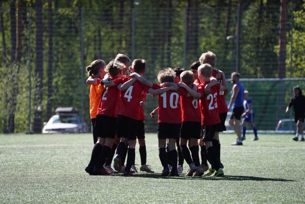 2013 ja 2014 joukkueet jakaantuvat Mustiin ja Sinimustiin