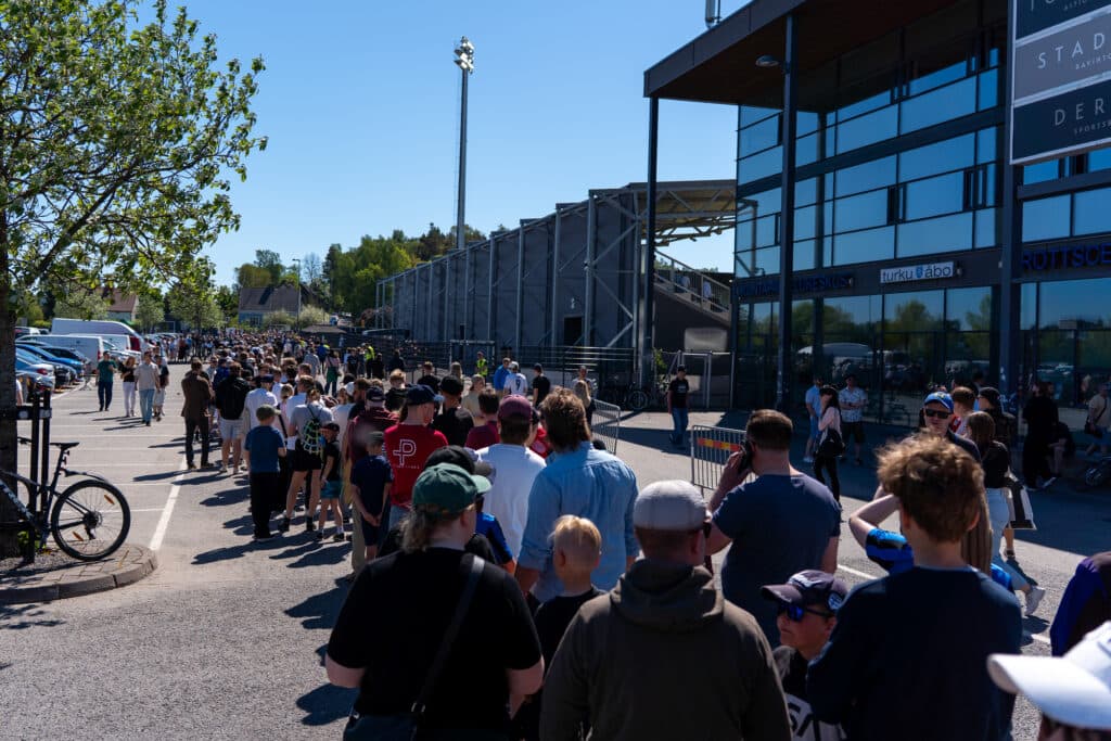 Veritas Stadion täyttyy tärkeään pistetaistoon – tutustu tiistai-illan katsojainfoon